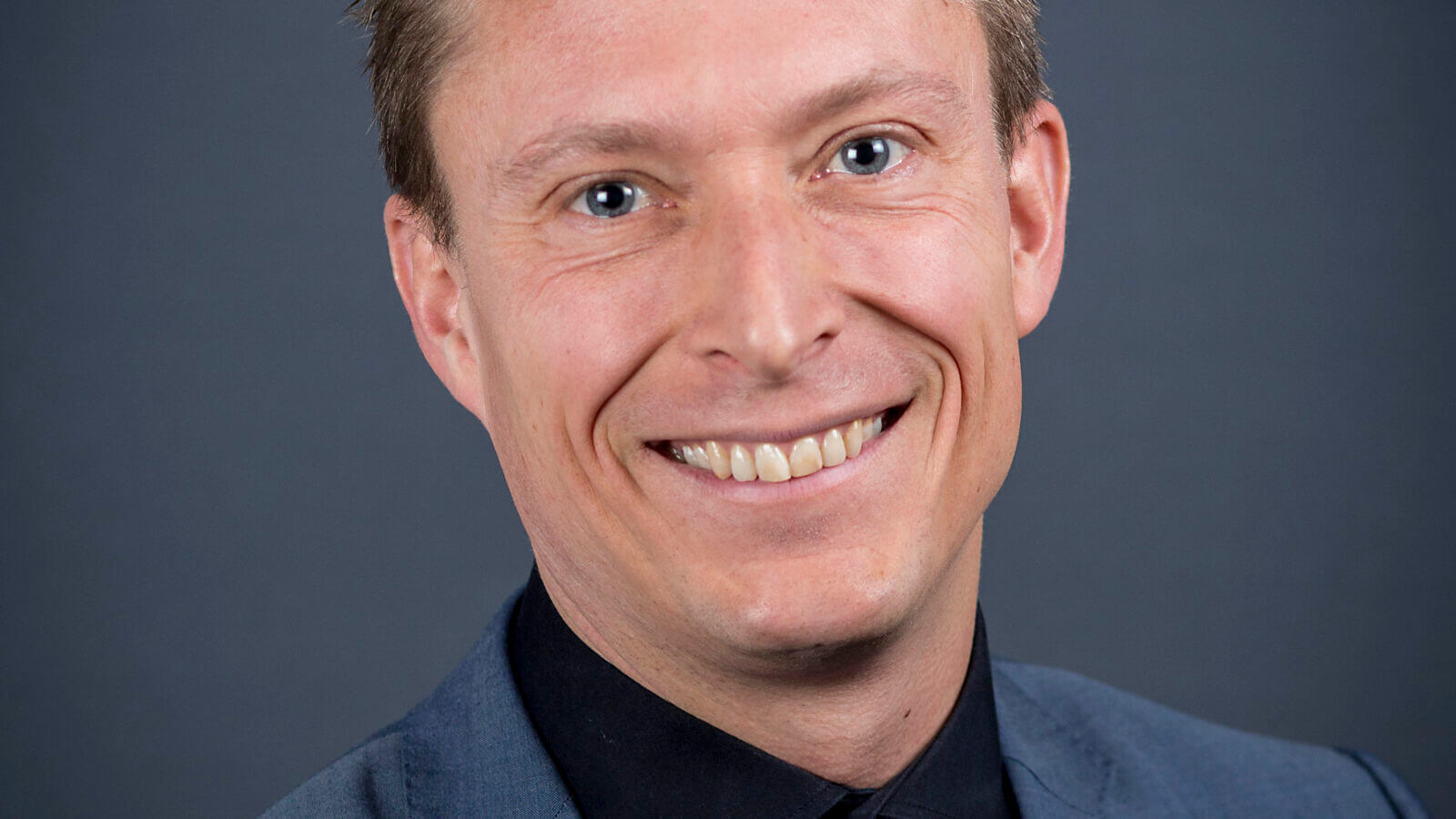 Boudewijn Steur - Pasfoto BZK - Lach - Groot